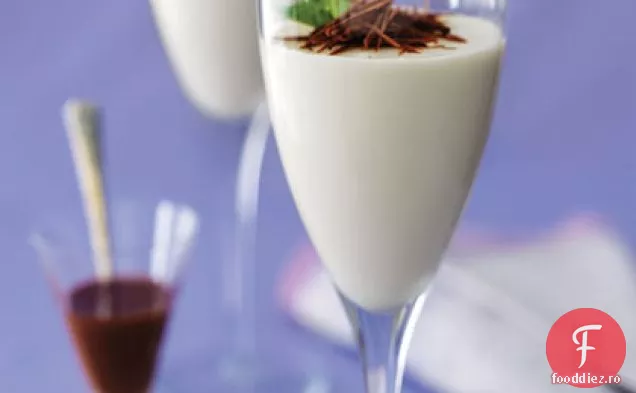 Panna Cotta De Ciocolată Albă Cu Sos De Ciocolată Neagră