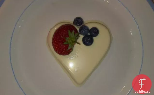Panna Cotta De Ciocolată Albă Cu Vanilie Cu Căpșuni