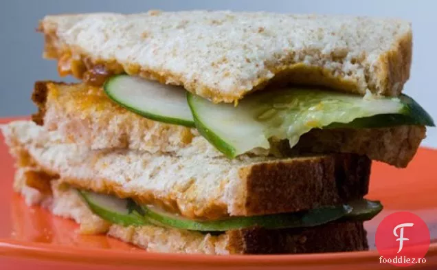 Sandviș PB &J cu castraveți sărați roz