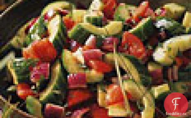 Salată de roșii, castraveți și ceapă roșie cu mentă