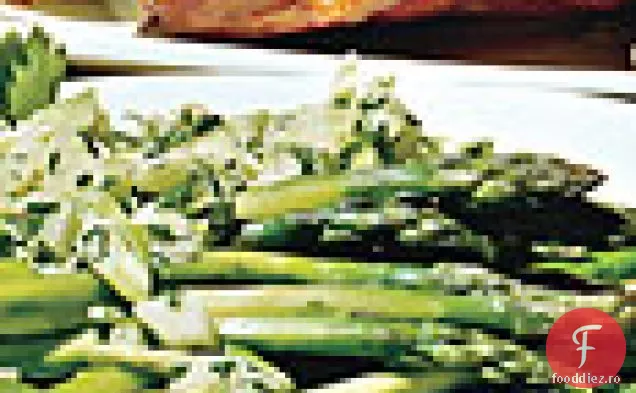 Salată de sparanghel, ceapă verde, castraveți și ierburi