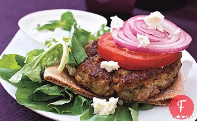 Burger grecesc cu rucola, roșii și Feta
