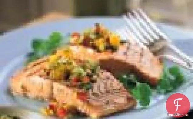 File de somon la grătar cu Salsa de Mango-castraveți