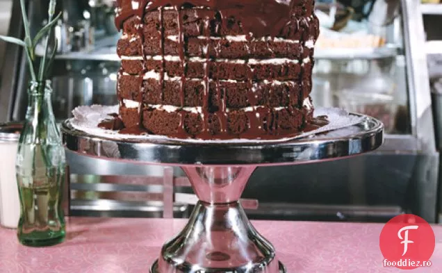 Tort de ciocolată înalt de Mile cu cremă de unt de vanilie