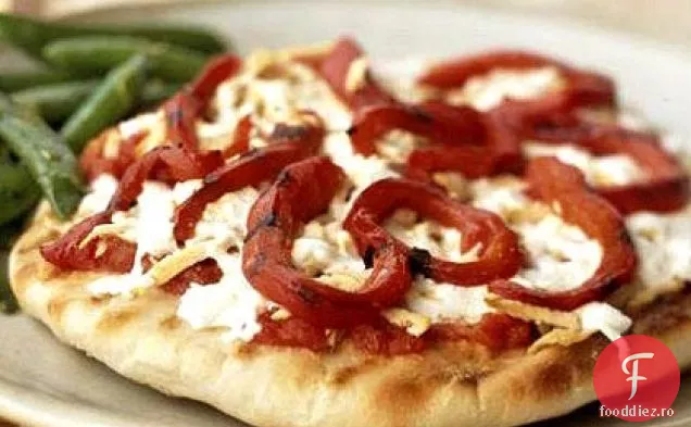 Pizza la grătar cu tofu afumat și ardei roșii prăjiți