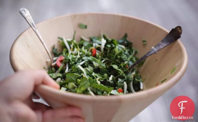 Salată De Verdeață Asiatică Cu Sos Szechuan, Ulei De Susan Și Lime