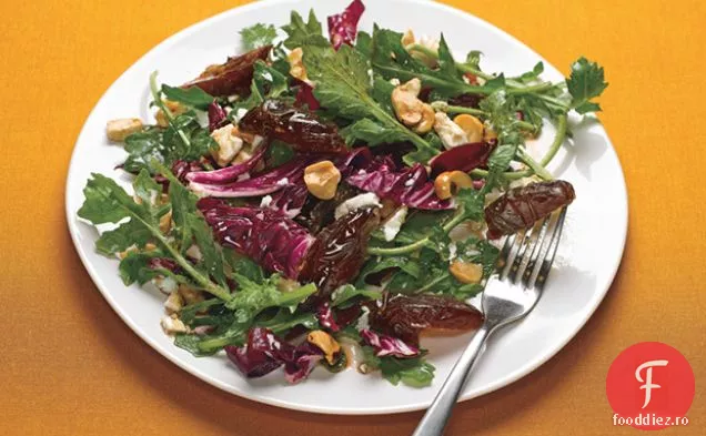 Salată Radicchio și rucola cu curmale, alune și Feta