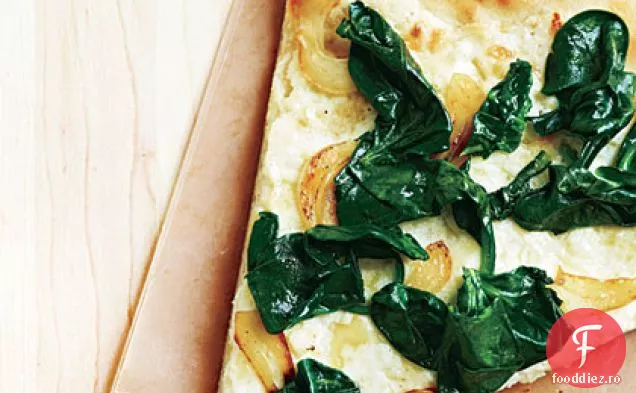 Pizza albă cu trei brânzeturi cu spanac