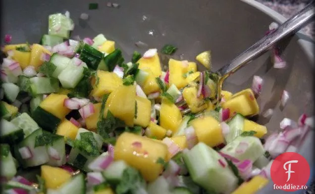 Friptură De Fustă Fumurie La Grătar Cu Castraveți, Salată De Mango