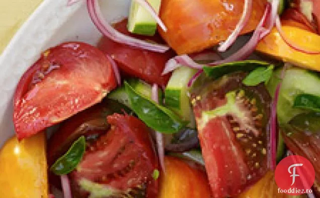 Salată de roșii, castraveți și ceapă murată
