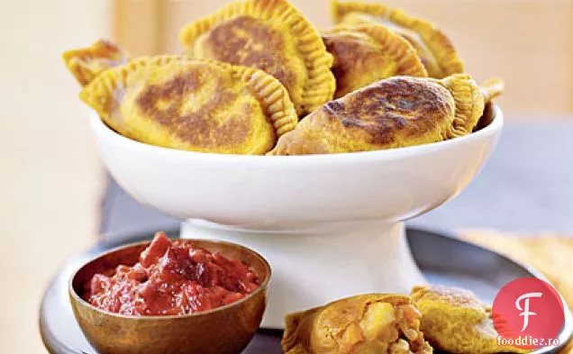 Samosas condimentat cu Curry cu marmeladă de prune și roșii