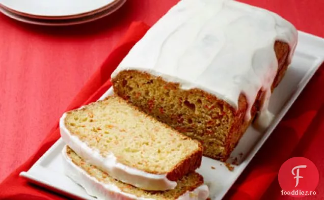Tort de pâine de morcovi cu glazură de iaurt