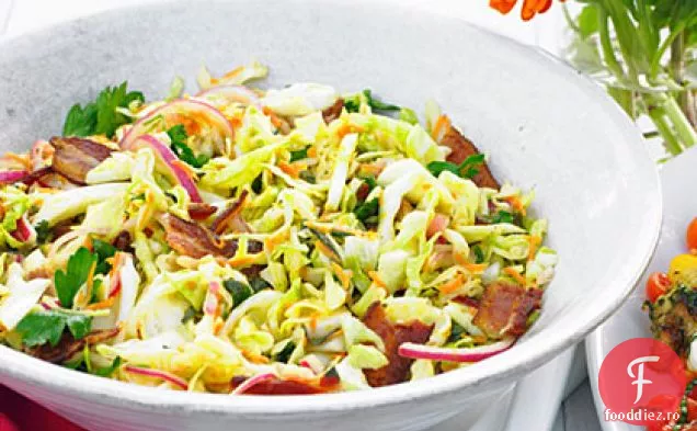 Slănină caldă și salată de varză cu ierburi