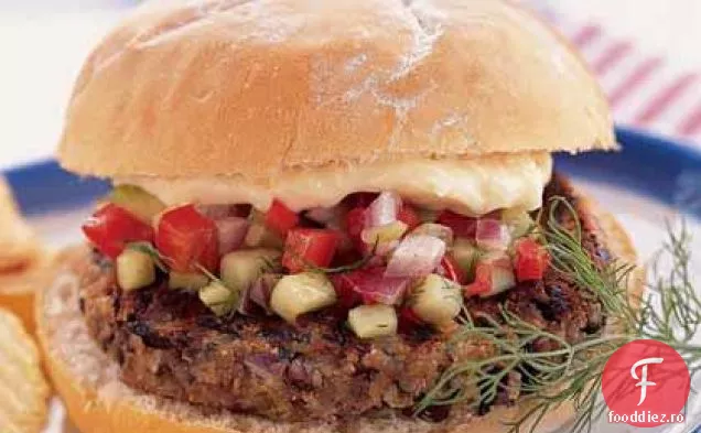 Burgeri de fasole neagră cu castravete picant și piper roșu savurează