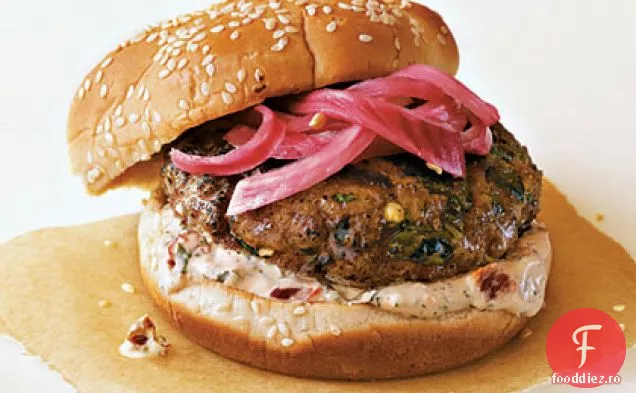 Burgeri poblano picante cu ceapă roșie murată și cremă Chipotle