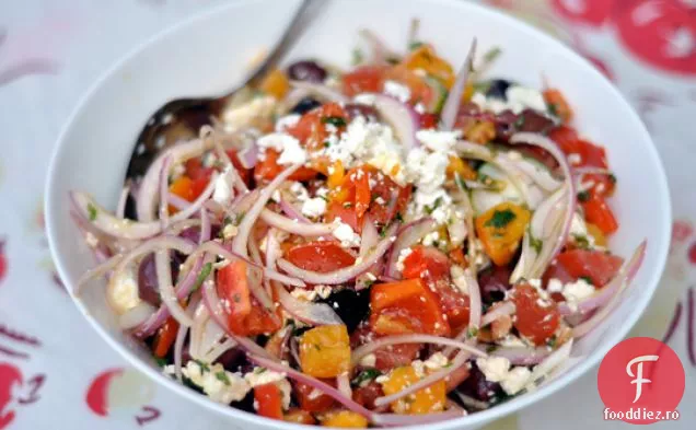 Salată De Roșii Cu Ceapă Roșie, Mărar Și Feta