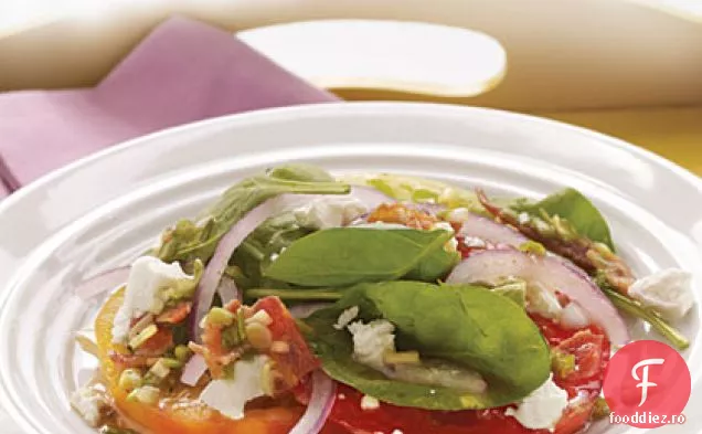 Salată de roșii și brânză de capră cu sos de slănină