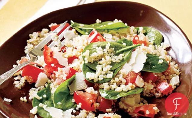 Quinoa cu usturoi prăjit, roșii și spanac