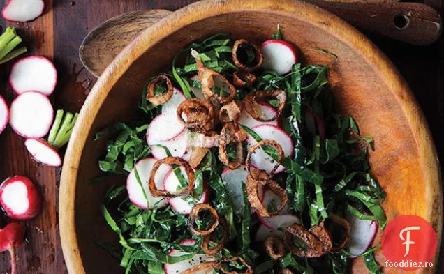 Salată verde și ridiche cu șalotă crocantă