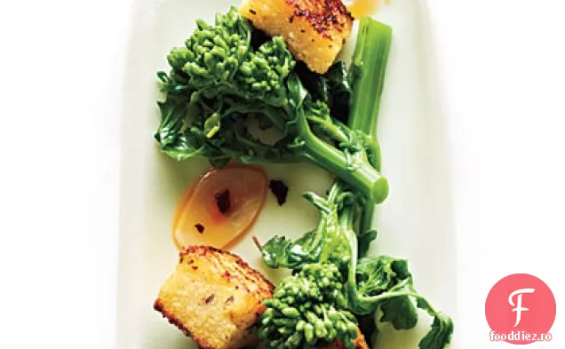 Broccoli rabe cu crutoane de mămăligă