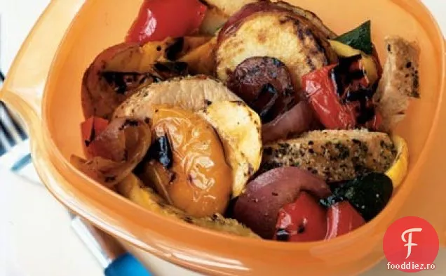 Carne de porc și salată de legume la grătar