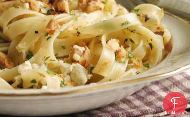 Gorgonzola-Fettuccine de nuc cu pesmet prăjit