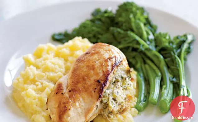 Piept de pui umplut cu brânză de capră, ceapă de primăvară caramelizată și cimbru