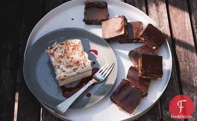 Tort cu foaie de nucă de cocos cu sos de Hibiscus