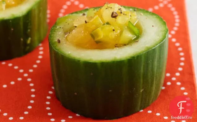 Gazpacho galben de roșii în cupe de castraveți