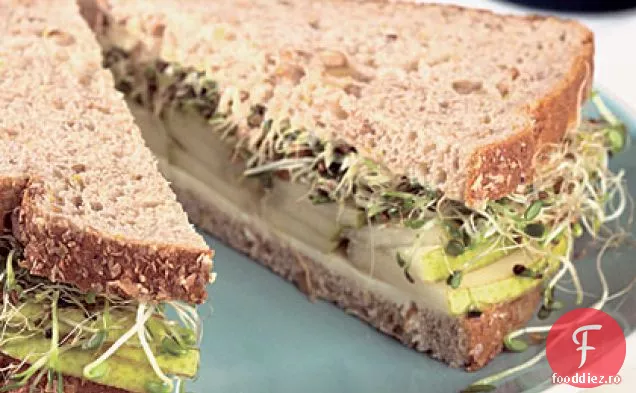 Pere și brânză elvețiană cremoasă pe pâine de nucă