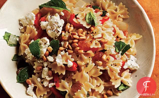 Mini Farfalle cu ardei prăjiți, ceapă, Feta și mentă