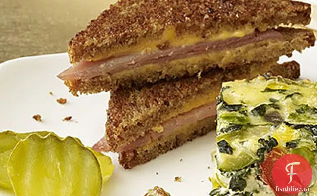 Mini sandvișuri cu șuncă și brânză la grătar