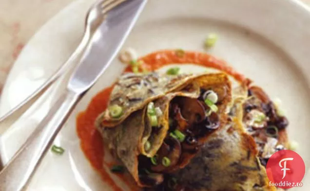Crepe de orez sălbatic Scallion cu umplutură de ciuperci și sos de ardei roșu