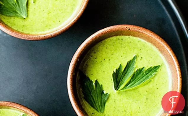 Supă de leuștean și salată verde