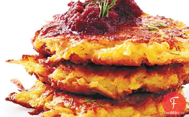 Latkes de legume rădăcinoase crocante cu piure de sfeclă