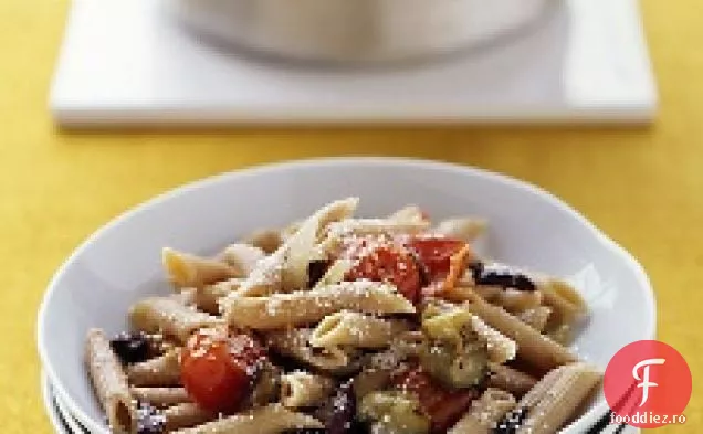 Paste Din Grâu Integral Cu Vinete Prăjite Și Roșii