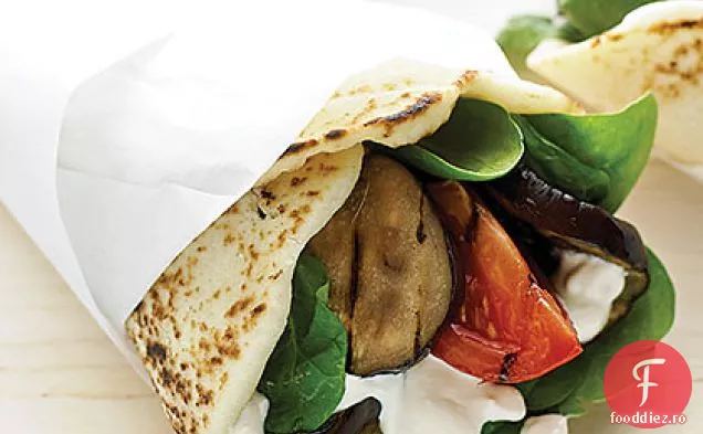 Vinete la grătar Naan se înfășoară cu pansament Tahini-iaurt