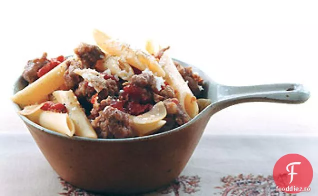 Penne cu cârnați și sos de roșii