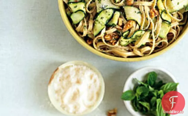 Fettuccine cu nuci, panglici de dovlecei și Pecorino Romano