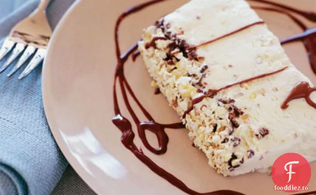 Semifreddo de nuga de migdale cu sos de ciocolată dulce-amăruie (Semifreddo al Torrone)