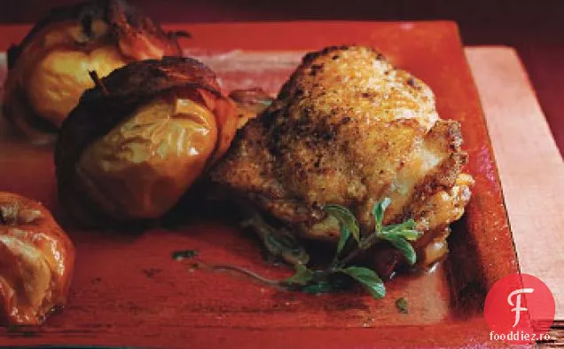 Pui la cuptor și mere de doamnă învelite cu slănină