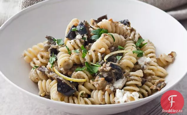 Fusilli cu vinete prăjite și brânză de capră