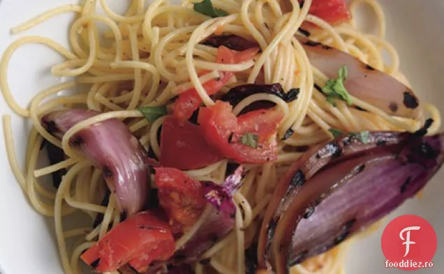 Spaghete cu roșii afumate și ceapă