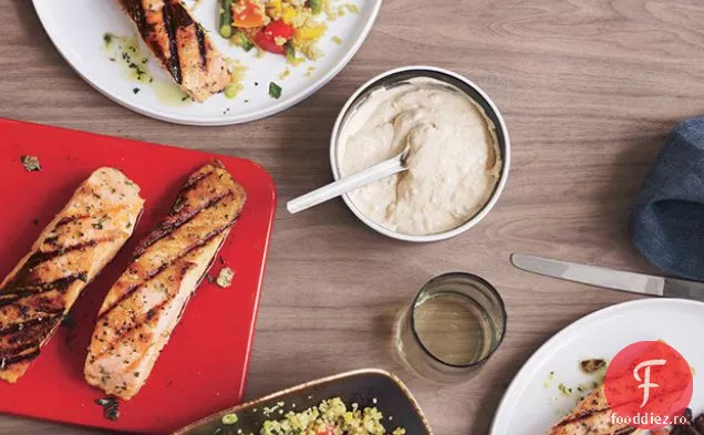 Somon la grătar cu fasole neagră și maioneză Piment d ' Espelette