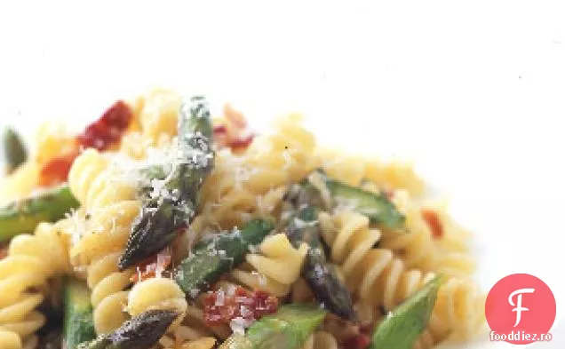 Fusilli cu sparanghel și slănină