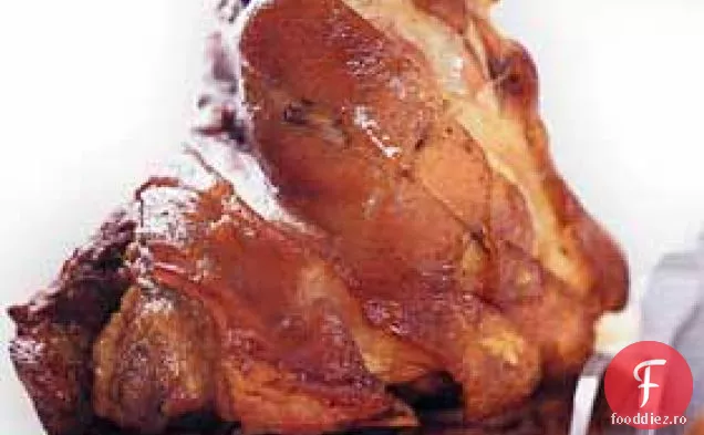 Umăr de porc fiert cu cidru cu ceapă caramelizată
