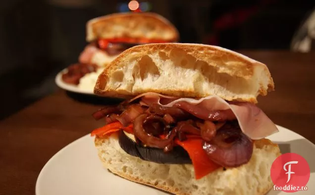 Sandviș Gouda Cu Vinete, Ceapă Caramelizată Și Capră