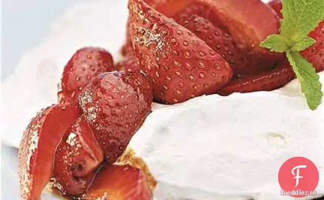 Pavlovas cu căpșuni cu sos balsamic de miere