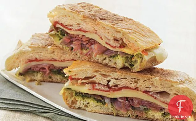 Sandwich Italian presat cu Pesto
