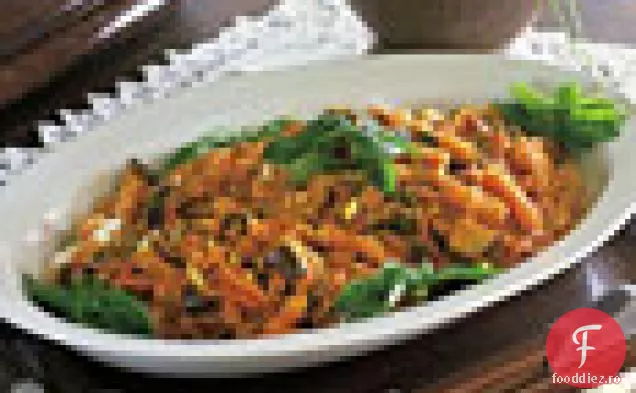 Fusilli cu vinete, nuci de pin, coacăze și capere